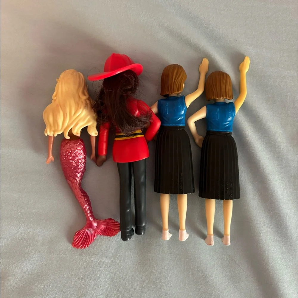 4 Mini Barbies - Picture 2 of 7